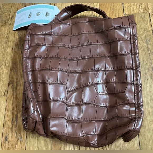 Posh Play Faux Leather Retile Baby Bib and Pouch Brown Wipeable NEW - Picture 5 of 8